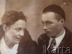 Lata 30., Lwów, Polska.
Ludwik Czarnowski, aktor, reżyser, dyrektor Teatru Wielkiego we Lwowie w latach 1921-1925, wuj żony Józefa Bernada wraz z nierozpoznaną kobietą.
Fot. NN, zbiory Archiwum Historii Mówionej Ośrodka KARTA i Domu Spotkań z Historią, udostępnił Józef Bernad w ramach projektu 