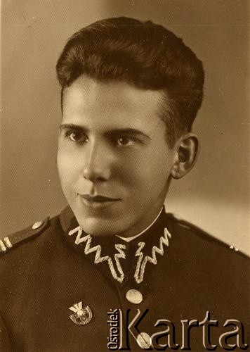 Ok. 1930, Lwów, Polska.
Portret żołnierza, męża siostry matki Krystyny Rudej z d. Fugińskiej.
Fot. NN, zbiory Archiwum Historii Mówionej Ośrodka KARTA i Domu Spotkań z Historią, udostępniła Krystyna Ruda w ramach projektu 