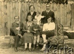 1933, Lwów, Polska.
Portret rodzinny. Krystyna Ruda na górze w środku między rodzicami.
Fot. NN, zbiory Archiwum Historii Mówionej Ośrodka KARTA i Domu Spotkań z Historią, udostępniła Krystyna Ruda w ramach projektu 