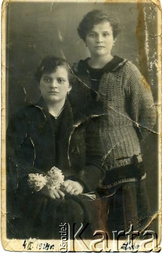 4.02.1924, Lwów, Polska.
Matka (z lewej) i ciotka Krystyny Rudej (z d. Fugińskiej).
Fot. NN, zbiory Archiwum Historii Mówionej Ośrodka KARTA i Domu Spotkań z Historią, udostępniła Krystyna Ruda w ramach projektu 