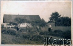 1939, Misiuny, pow. Święciany, woj. wileńskie, Polska.
Krewni Konstantego Pawłowicza.
Fot. NN, zbiory Archiwum Historii Mówionej Ośrodka KARTA i Domu Spotkań z Historią, udostępnił Konstanty Pawłowicz w ramach projektu 