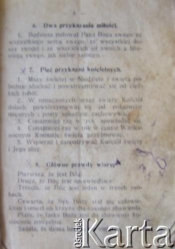Brak daty, brak miejsca.
Jedna ze stron katechizmu katolickiego.
Zbiory Archiwum Historii Mówionej Ośrodka KARTA i Domu Spotkań z Historią, udostępniła Regina Bielska w ramach projektu 
