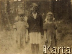 1943, Komisariat Rzeszy Wschód.
Krewne Reginy Bielskiej (z d. Bekiesz).
Fot. NN, zbiory Archiwum Historii Mówionej Ośrodka KARTA i Domu Spotkań z Historią, udostępniła Regina Bielska w ramach projektu 