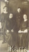 Lata 20., Republika Łotewska.
Rodzina Reginy Bielskiej (z d. Bekiesz). Pierwsza od lewej siedzi matka Reginy Bielskiej - Apolonia Bielska (z d. Karnicka) wraz z rodzeństwem.
Fot. NN, zbiory Archiwum Historii Mówionej Ośrodka KARTA i Domu Spotkań z Historią, udostępniła Regina Bielska w ramach projektu 