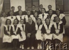 Lata 40.-50., Dyneburg, Łotewska Socjalistyczna Republika Radziecka, Związek Socjalistycznych Republik Radzieckich.
Uczniowie wraz z nauczycielem w łotewskim gimnazjum w Dyneburgu.
Fot. NN, zbiory Archiwum Historii Mówionej Ośrodka KARTA i Domu Spotkań z Historią, udostępniła Regina Bielska w ramach projektu 