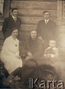 Ok. 1930, brak miejsca
Jan Masalski (z przodu z prawej) z rodziną. Stoją: stryj i ojciec Jana Masalskiego, siedzą: ciocia i babcia Jana Masalskiego.
Fot. Alina Szamruchiewicz, zbiory Archiwum Historii Mówionej Ośrodka KARTA i Domu Spotkań z Historią, udostępnił Jan Masalski w ramach projektu 
