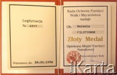 24.01.1996, Warszawa, Polska.
Legitymacja do Złotego Medalu Opiekuna Miejsc Pamięci Narodowej przyznanego Helenie Filipionek przez Radę Ochrony Pamięci Walk i Męczeństwa. 
Zbiory Archiwum Historii Mówionej Ośrodka KARTA i Domu Spotkań z Historią, udostępniła Helena Filipionek w ramach projektu 