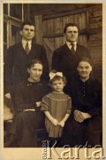 Koniec lat 30., Republika Łotewska.
Od lewej: Czesław Hryniewicz – ojciec Wandy Hryniewicz, Marian Hryniewicz - brat ojca, Barbara Hryniewicz - mama, Katarzyna Hryniewicz - babcia oraz Wanda Hryniewicz.
Fot. NN, zbiory Archiwum Historii Mówionej Ośrodka KARTA i Domu Spotkań z Historią, udostępniła Wanda Hryniewicz w ramach projektu 