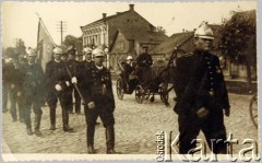 Lata 30., Dyneburg, Republika Łotewska.
Ochotnicza straż pożarna, w której służył ojciec Wandy Hryniewicz.
Fot. NN, zbiory Archiwum Historii Mówionej Ośrodka KARTA i Domu Spotkań z Historią, udostępniła Wanda Hryniewicz w ramach projektu 