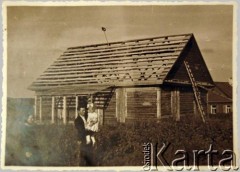 Lata 30., Dyneburg, Republika Łotewska.
Osiedle Czerepowo. Dom rodzinny Hryniewiczów w trakcie budowy. Przed domem Wanda Hryniewicz z rodzicami.
Fot. NN, zbiory Archiwum Historii Mówionej Ośrodka KARTA i Domu Spotkań z Historią, udostępniła Wanda Hryniewicz w ramach projektu 