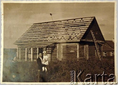 Lata 30., Dyneburg, Republika Łotewska.
Osiedle Czerepowo. Dom rodzinny Hryniewiczów w trakcie budowy. Przed domem Wanda Hryniewicz z rodzicami.
Fot. NN, zbiory Archiwum Historii Mówionej Ośrodka KARTA i Domu Spotkań z Historią, udostępniła Wanda Hryniewicz w ramach projektu 