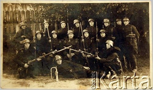 Lata 1925-1926, Republika Łotewska.
Batalion wojska łotewskiego, w którym służył Czesław Hryniewicz – ojciec Wandy Hryniewicz.
Fot. NN, zbiory Archiwum Historii Mówionej Ośrodka KARTA i Domu Spotkań z Historią, udostępniła Wanda Hryniewicz w ramach projektu 