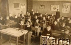 21.04.1947, brak miejsca.
Uczniowie V klasy podczas lekcji.
Fot. NN, zbiory Archiwum Historii Mówionej Ośrodka KARTA i Domu Spotkań z Historią, udostępnił Henryk Kokin w ramach projektu 