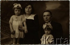 1939, Pińsk, woj. poleskie, Polska.
Fotografia rodziny Kolbusów wykonana w atelier fotograficznym. Od lewej - Szymon Kolbus z córką Sylwią i Maria Kolbus z domu Jefimowa z córką Reginą.
Fot. NN, zbiory Archiwum Historii Mówionej Ośrodka KARTA i Domu Spotkań z Historią, udostępniła Regina Kołb w ramach projektu 