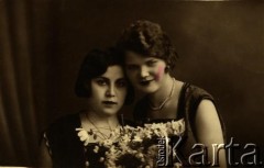 30.09.1924, Pińsk, woj. poleskie, Polska.
Maria Kolbus z domu Jefimowa (od lewej) z koleżanką.
Fot. NN, zbiory Archiwum Historii Mówionej Ośrodka KARTA i Domu Spotkań z Historią, udostępniła Regina Kołb w ramach projektu 