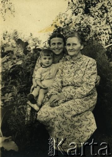 1955, Pińsk, Białoruska SRR, ZSRR.
Siostra Marii Kołb, Zina z dzieckiem na kolanach. Obok niej babcia Reginy Kołb.
Siostra mamy Zina, z wnuczkiem na kolanach oraz babcia rozmówczyni, na podwórku.
Fot. NN, zbiory Archiwum Historii Mówionej Ośrodka KARTA i Domu Spotkań z Historią, udostępniła Regina Kołb w ramach projektu 