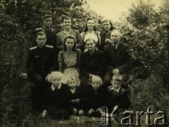 1953, Pińsk, Białoruska SRR, ZSRR.
Fotografia rodzinna w ogrodzie. Górny rząd od prawej: ciotka Reginy Kołb - Zina, Regina Kołb, siostra Reginy Kołb, Alina i jej mąż. W środkowym rzędzie: 1. z prawej nauczyciel Włodzimierz, obok niego babcia Reginy Kołb.
Fot. NN, zbiory Archiwum Historii Mówionej Ośrodka KARTA i Domu Spotkań z Historią, udostępniła Regina Kołb w ramach projektu 