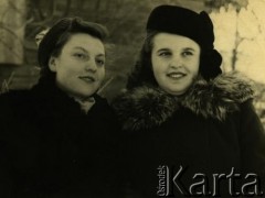 1955, Pińsk, Białoruska SRR, ZSRR.
Regina Kołb (z lewej) z siostrą Aliną.
Fot. NN, zbiory Archiwum Historii Mówionej Ośrodka KARTA i Domu Spotkań z Historią, udostępniła Regina Kołb w ramach projektu 