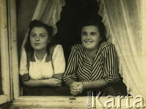 15.09.1952, Pińsk, Białoruska SRR, ZSRR.
Regina Kołb (z lewej) z siostrą Aliną w oknie.
Fot. NN, zbiory Archiwum Historii Mówionej Ośrodka KARTA i Domu Spotkań z Historią, udostępniła Regina Kołb w ramach projektu 