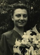 1955, Stalino (Donieck), Urakińska SRR, ZSRR.
Regina Kołb z kwiatami.
Fot. NN, zbiory Archiwum Historii Mówionej Ośrodka KARTA i Domu Spotkań z Historią, udostępniła Regina Kołb w ramach projektu 