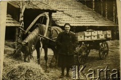 Lata 50./60., Irkuck, ZSRR.
Ewelina Debopre, ciotka Czesławy Tyski, podczas pracy w kołchozie.
Fot. NN, zbiory Archiwum Historii Mówionej Ośrodka KARTA i Domu Spotkań z Historią, udostępniła Czesława Tyska w ramach projektu 