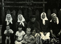 Lata 60., obwód zakarpacki, Ukraińska SRR, ZSRR.
Rodzina Czesławy Tyski (z d. Debopre).
Od lewej: siostra męża Anna, teściowa, teść oraz siostra męża Helena (pierwsza z prawej).
Fot. NN, zbiory Archiwum Historii Mówionej Ośrodka KARTA i Domu Spotkań z Historią, udostępniła Czesława Tyska w ramach projektu 