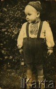 Lata 60., Ukraińska SRR, ZSRR.
Portret chłopca o imieniu Walentyn, rodzina Czesławy Tyski (z d. Debopre).
Fot. NN, zbiory Archiwum Historii Mówionej Ośrodka KARTA i Domu Spotkań z Historią, udostępniła Czesława Tyska w ramach projektu 