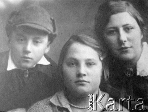 Lata 30., Ukraińska SRR, ZSRR.
Franciszek Brzezicki z siostrami: Bronisławą i Feliksą.
Fot. NN, zbiory Archiwum Historii Mówionej Ośrodka KARTA i Domu Spotkań z Historią, udostępnił Franciszek Brzezicki w ramach projektu 