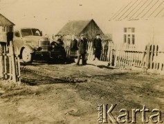 Przed 1939, Baranowicze, woj. nowogródzkie, Polska.
Rodzina Heleny Rozumko z domu Osipowicz przed domem.
Fot. NN, zbiory Archiwum Historii Mówionej Ośrodka KARTA i Domu Spotkań z Historią, udostępniła Helena Rozumko w ramach projektu 