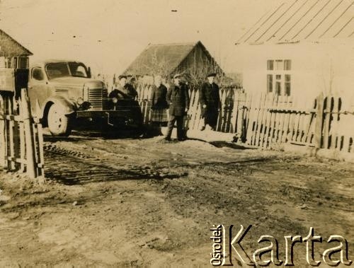 Przed 1939, Baranowicze, woj. nowogródzkie, Polska.
Rodzina Heleny Rozumko z domu Osipowicz przed domem.
Fot. NN, zbiory Archiwum Historii Mówionej Ośrodka KARTA i Domu Spotkań z Historią, udostępniła Helena Rozumko w ramach projektu 