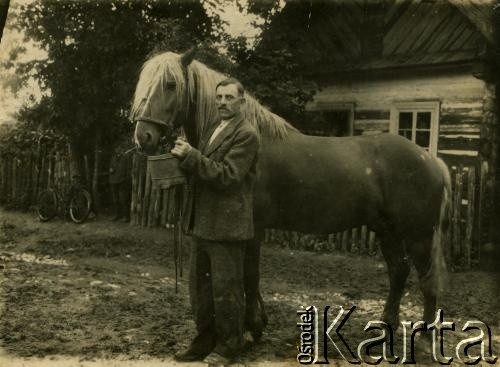 Lata 30., Iszkołdź, woj. nowogródzkie, Polska.
Zygmunt Osipowicz, ojciec Heleny Rozumko, z koniem przed domem.
Fot. NN, zbiory Archiwum Historii Mówionej Ośrodka KARTA i Domu Spotkań z Historią, udostępniła Helena Rozumko w ramach projektu 