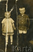 Ok. 1928, brak miejsca.
Helena Osipowicz (Rozumko) z bratem, Wacławem Osipowiczem.
Fot. NN, zbiory Archiwum Historii Mówionej Ośrodka KARTA i Domu Spotkań z Historią, udostępniła Helena Rozumko w ramach projektu 