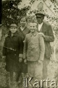 Lata 30., Iszkołdź, woj. nowogródzkie, Polska.
Helena Rozumko (1. z lewej) z bratem i rodzicami, Albiną i Zygmuntem Osipowiczem.
Fot. NN, zbiory Archiwum Historii Mówionej Ośrodka KARTA i Domu Spotkań z Historią, udostępniła Helena Rozumko w ramach projektu 
