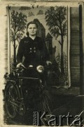 Lata 50., Baranowicze lub Iszkołdź, Białoruska SRR, ZSRR.
Helena Rozumko z d. Osipowicz z rowerem.
Fot. NN, zbiory Archiwum Historii Mówionej Ośrodka KARTA i Domu Spotkań z Historią, udostępniła Helena Rozumko w ramach projektu 