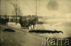 Przed 1939, brak miejsca.
Zaprzęg konny. Fotografia z rodzinnego archiwum Bronisławy Gniećko z  domu Posadzkiej.
Fot. NN, zbiory Archiwum Historii Mówionej Ośrodka KARTA i Domu Spotkań z Historią, udostępniła Bronisława Gniećko w ramach projektu 