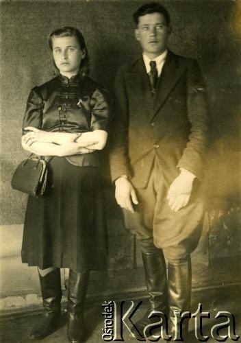 Ok. 1949, Malewo, Ukraińska SRR, ZSRR.
Bronisława Gniećko z pierwszym mężem, Henrykiem Ziziko w dniu ślubu cywilnego.
Fot. NN, zbiory Archiwum Historii Mówionej Ośrodka KARTA i Domu Spotkań z Historią, udostępniła Bronisława Gniećko w ramach projektu 