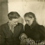 Lata 50., Białoruska SRR, ZSRR.
Bronisława Gniećko z mężem i dzieckiem.
Fot. NN, zbiory Archiwum Historii Mówionej Ośrodka KARTA i Domu Spotkań z Historią, udostępniła Bronisława Gniećko w ramach projektu 