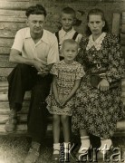Lata 50./60., Białoruska SRR, ZSRR.
Bronisława Gniećko z mężem i dziećmi.
Fot. NN, zbiory Archiwum Historii Mówionej Ośrodka KARTA i Domu Spotkań z Historią, udostępniła Bronisława Gniećko w ramach projektu 