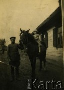 Lata 30., Polesie.
Leokadia Mostek z domu Siewruk na koniu.
Fot. NN, zbiory Archiwum Historii Mówionej Ośrodka KARTA i Domu Spotkań z Historią, udostępnił Wiktor Mostek w ramach projektu 