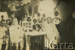 1938, Albertyn k. Słonimia, woj. nowogródzkie, Polska.
Zdjęcie pamiątkowe dzieci przystępujących do I Komunii Świętej.
Fot. NN, zbiory Archiwum Historii Mówionej Ośrodka KARTA i Domu Spotkań z Historią, udostępnił Wiktor Mostek w ramach projektu 
