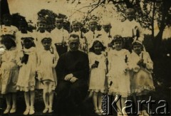 1938, Albertyn k. Słonimia, woj. nowogródzkie, Polska.
Zdjęcie pamiątkowe dzieci przystępujących do I Komunii Świętej.
Fot. NN, zbiory Archiwum Historii Mówionej Ośrodka KARTA i Domu Spotkań z Historią, udostępnił Wiktor Mostek w ramach projektu 