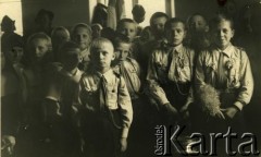 Lata 30., Albertyn k. Słonimia, woj. nowogródzkie, Polska.
Grupa ministrantów.
Fot. NN, zbiory Archiwum Historii Mówionej Ośrodka KARTA i Domu Spotkań z Historią, udostępnił Wiktor Mostek w ramach projektu 