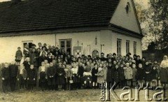 Lata 40.-50., Albertyn k. Słonimia, Białoruska SRR.
Społeczność katolicka w Słonimiu.
Fot. NN, zbiory Archiwum Historii Mówionej Ośrodka KARTA i Domu Spotkań z Historią, udostępnił Wiktor Mostek w ramach projektu 