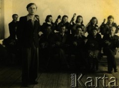Lata 40.-50., Albertyn k. Słonimia, Białoruska SRR.
Młodzież podczas próby. Na pierwszym planie Wiktor Mostek.
Fot. NN, zbiory Archiwum Historii Mówionej Ośrodka KARTA i Domu Spotkań z Historią, udostępnił Wiktor Mostek w ramach projektu 