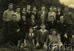 Lata 40.-50., brak miejsca.
Zdjęcie grupowe. Wiktor Mostek (4. z lewej w ostatnim rzędzie) z kolegami.
Fot. NN, zbiory Archiwum Historii Mówionej Ośrodka KARTA i Domu Spotkań z Historią, udostępnił Wiktor Mostek w ramach projektu 