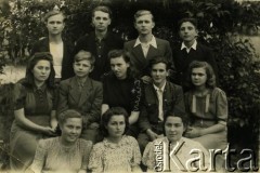 Lata 50., brak miejsca.
Zdjęcie grupowe. Wiktor Mostek (w 3. rzędzie 2. z prawej) z kolegami.
Fot. NN, zbiory Archiwum Historii Mówionej Ośrodka KARTA i Domu Spotkań z Historią, udostępnił Wiktor Mostek w ramach projektu 