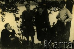Lata 50., brak miejsca.
Młodzież nad rzeką. Wiktor Mostek siedzi 1. z lewej.
Fot. NN, zbiory Archiwum Historii Mówionej Ośrodka KARTA i Domu Spotkań z Historią, udostępnił Wiktor Mostek w ramach projektu 