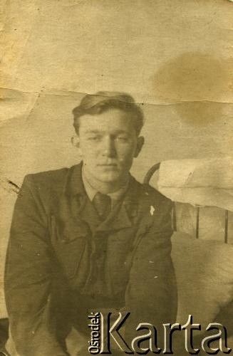 Lata 50., brak miejsca.
Portret Wiktora Mostka.
Fot. NN, zbiory Archiwum Historii Mówionej Ośrodka KARTA i Domu Spotkań z Historią, udostępnił Wiktor Mostek w ramach projektu 