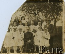 1938, Albertyn k. Słonimia, woj. nowogródzkie, Polska.
Zdjęcie pamiątkowe dzieci przystępujących do I Komunii Świętej.
Fot. NN, zbiory Archiwum Historii Mówionej Ośrodka KARTA i Domu Spotkań z Historią, udostępnił Wiktor Mostek w ramach projektu 