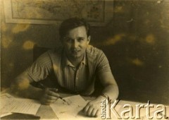 Lata 50., brak miejsca.
Portret Wiktora Mostka.
Fot. NN, zbiory Archiwum Historii Mówionej Ośrodka KARTA i Domu Spotkań z Historią, udostępnił Wiktor Mostek w ramach projektu 